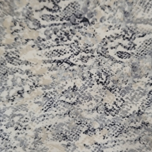 Chicos Fabulously Slimming pullon pants with snakeskin look size 2 - Picture 3 of 8